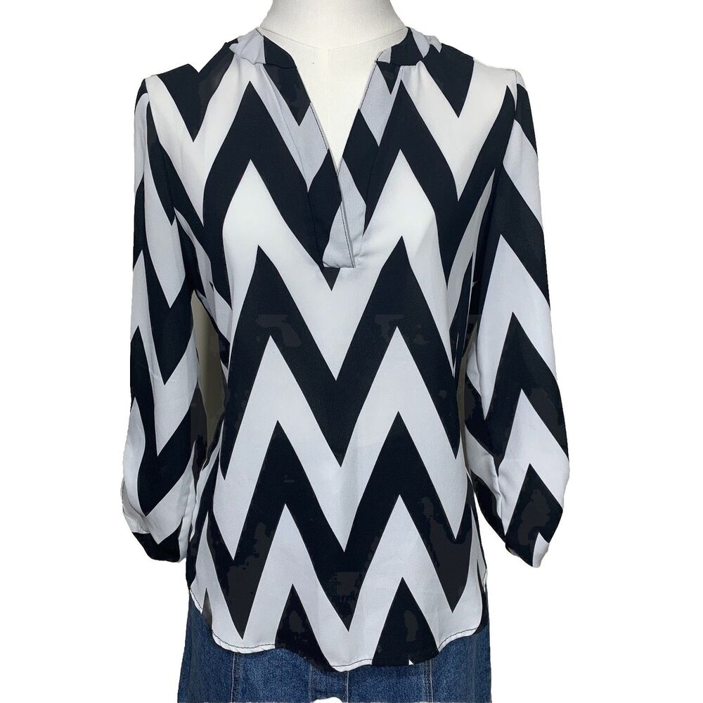 Charlotte Russe Blouse Womens Small Black White Chevron Roll Tab V-Neck Top - Picture 1 of 6